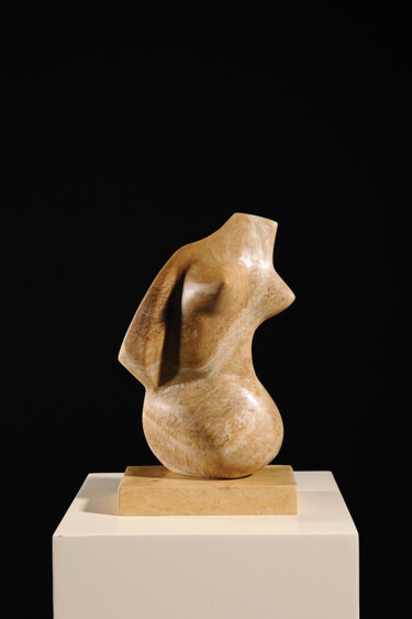 Skulptur mit dem Titel "Hills of Honey" von Maroun Hakim, Original-Kunstwerk, Stein