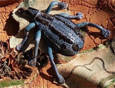 Artisanat intitulée "le charançon bleu" par Martine Goguet, Œuvre d'art originale