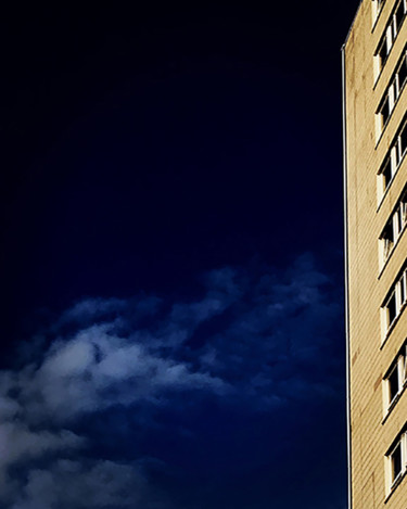 Photographie intitulée "Building With Clouds" par Martin Vallis, Œuvre d'art originale, Photographie numérique