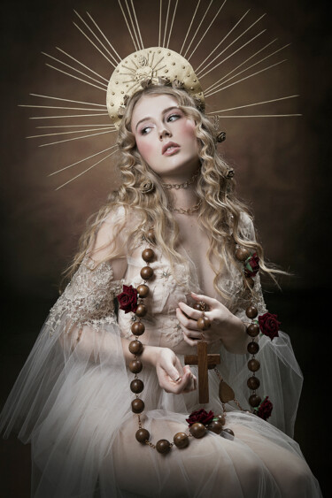 Photographie intitulée "Madone au chapelet" par Mathilde Oscar, Œuvre d'art originale, Photographie numérique