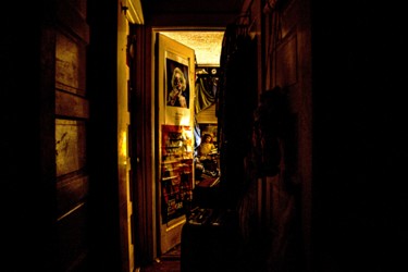 Photographie intitulée "A Dark Hallway" par Matt Kohnen, Œuvre d'art originale, Photographie numérique