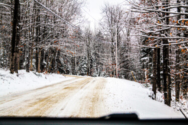 Photographie intitulée "Snowy Road Through…" par Matt Kohnen, Œuvre d'art originale, Photographie numérique