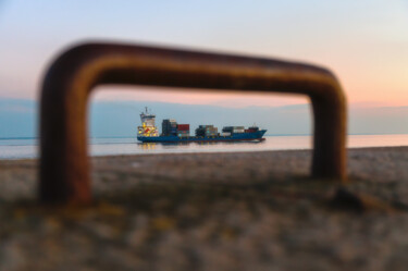 Photography titled "Le Porte-Container" by Matthieu Lumen, Original Artwork, Digital Photography Mounted on Aluminium