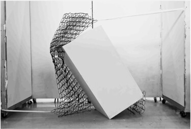 Skulptur mit dem Titel "ressorts et socle" von Maud Goldberg, Original-Kunstwerk, Draht