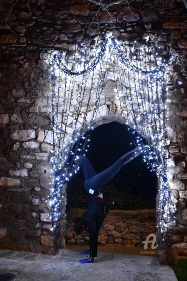 Fotografia intitolato "Castellet et yoga" da Martine Maury, Opera d'arte originale, Fotografia non manipolata