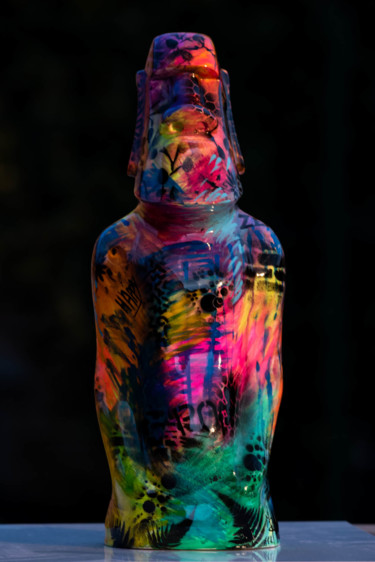 雕塑 标题为“Moai Hippie 50” 由Peggy-Lee Mensen, 原创艺术品, 树脂