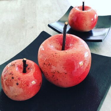 Scultura intitolato "3 belles pommes" da Meryl, Opera d'arte originale, Ceramica