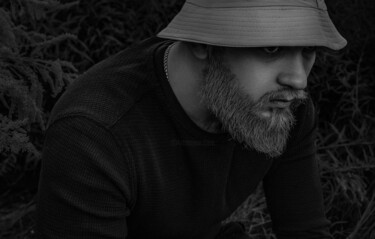 제목이 "Portrait Of A Beard…"인 사진 Michael Lomiya로, 원작, 조작된 사진