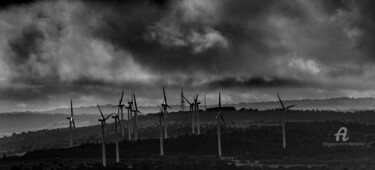 Photographie intitulée "Champ d'éoliennes à…" par Michel Babkine, Œuvre d'art originale, Photographie numérique