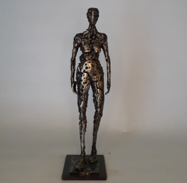 Skulptur mit dem Titel "femme marchant" von Michel Marzin, Original-Kunstwerk, Metalle