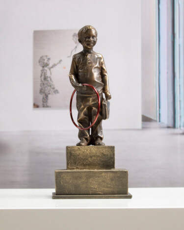 Sculptuur getiteld "Boy with red hoop" door Miguel Guía, Origineel Kunstwerk, Bronzen