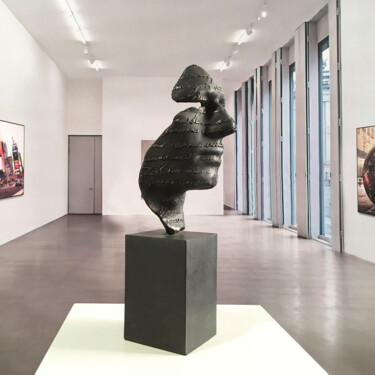 Sculptuur getiteld "The Power of the Wo…" door Miguel Guía, Origineel Kunstwerk, Bronzen