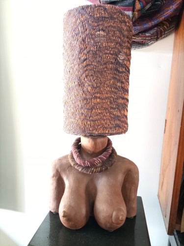 Rzeźba zatytułowany „Lampshade,Woman art…” autorstwa Jafeth Moiane, Oryginalna praca, Glina