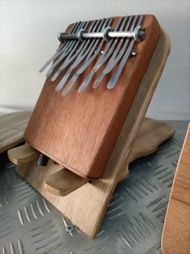 Skulptur mit dem Titel "African, Mbira, Kal…" von Jafeth Moiane, Original-Kunstwerk, Holz