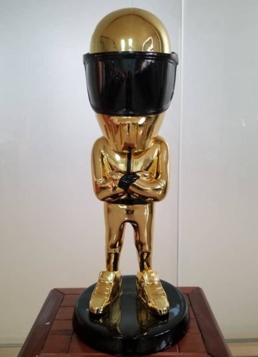 Скульптура под названием ""IRO" gold by N.NAT…" - N Nathan, Подлинное произведение искусства, Смола