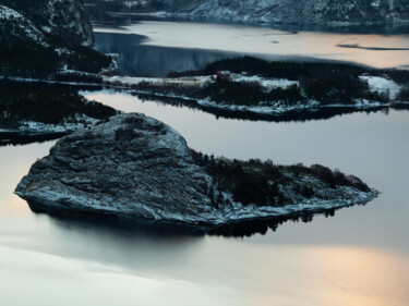 Fotografia intitulada "Fjord solitude" por Nadezda Sharova, Obras de arte originais, Fotografia digital