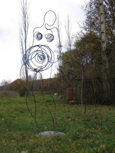「"maternité 1"」というタイトルの彫刻 Nadine Trescartes (fildefériste)によって, オリジナルのアートワーク, 金属