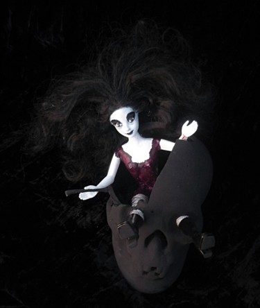 Scultura intitolato "La mort est le berc…" da Nancy Cardinal, Opera d'arte originale, Plastica