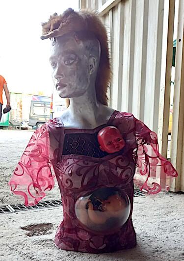Скульптура под названием "La mère en furie" - Nancy Cardinal, Подлинное произведение искусства, Пластмасса