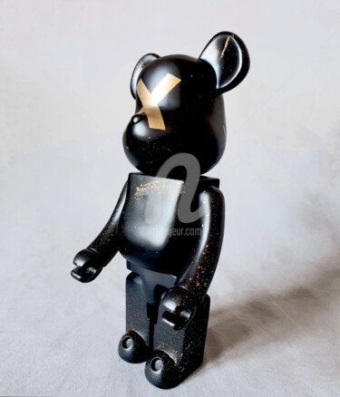 Skulptur mit dem Titel "Eks Bear 400 black" von Na$H, Original-Kunstwerk, Acryl