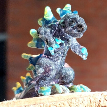 Sculptuur getiteld "Mini Godzilla" door Nicolas Cadavid, Origineel Kunstwerk, Glas