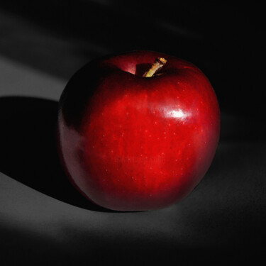 Photographie intitulée "A red apple." par Nina Karymova (Nino), Œuvre d'art originale, Photographie numérique