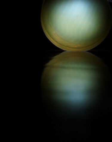 Photographie intitulée "Moon. Egg." par Nina Karymova (Nino), Œuvre d'art originale, Photographie non manipulée