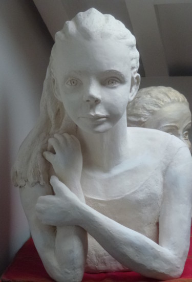 Sculptuur getiteld "Tête de jeune fille" door Chrysanthou, Origineel Kunstwerk, Steen