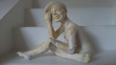 Skulptur mit dem Titel "Nue devant son miro…" von Chrysanthou, Original-Kunstwerk, Ton
