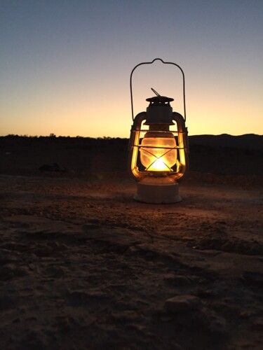 Fotografia zatytułowany „Lamp in desert” autorstwa Noura D.K, Oryginalna praca, Fotografia cyfrowa