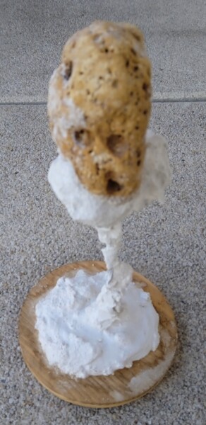 Skulptur mit dem Titel "LA GUEULE CASSEE" von Pulsart, Original-Kunstwerk, Zement