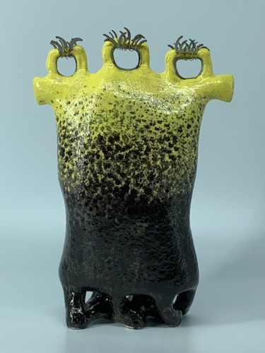 Скульптура под названием "Yellow creature" - Olesia Dvorak-Galik, Подлинное произведение искусства, Глина