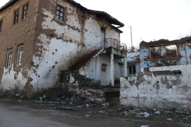 Photography titled "eski evler ve yıkık…" by Orhan Güldeste, Original Artwork, Digital Photography