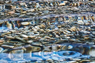 Photographie intitulée "stones and water" par Pat Boe, Œuvre d'art originale