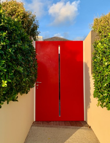 Photographie intitulée "La porte rouge" par Pati Guyot, Œuvre d'art originale, Photographie numérique