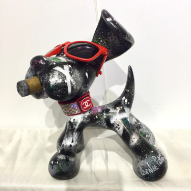 Скульптура под названием "Cool dog in the str…" - Patrick Cornee, Подлинное произведение искусства, Смола