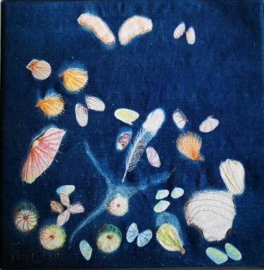 Textilkunst mit dem Titel "Trouvailles sur pla…" von Penny G Peckmann, Original-Kunstwerk, Stickerei Auf Keilrahmen aus Holz…