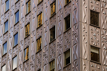 Fotografie getiteld "Building alu" door Périne Bonnard, Origineel Kunstwerk, Digitale fotografie Gemonteerd op Plexiglas