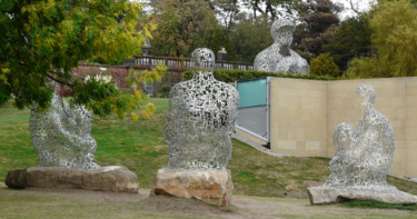 Escultura titulada "Threesome in foregr…" por Kevin C Lee, Obra de arte original, Metales