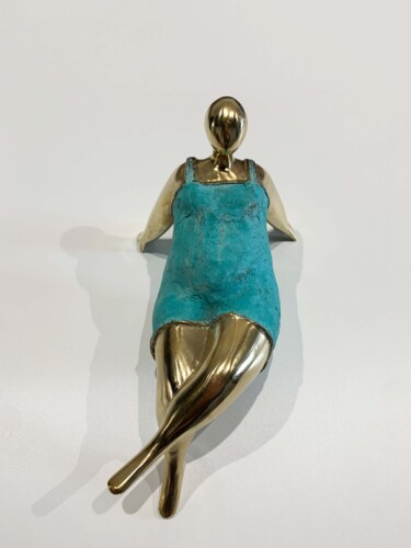 Skulptur mit dem Titel "Femme allongée en Or" von Pierre Gimenez, Original-Kunstwerk, Bronze