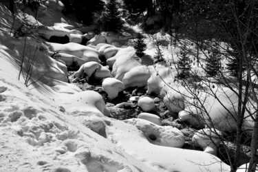 Fotografia intitolato "Ruisseau et neige" da Pierre-Yves Rospabé, Opera d'arte originale, Fotografia digitale