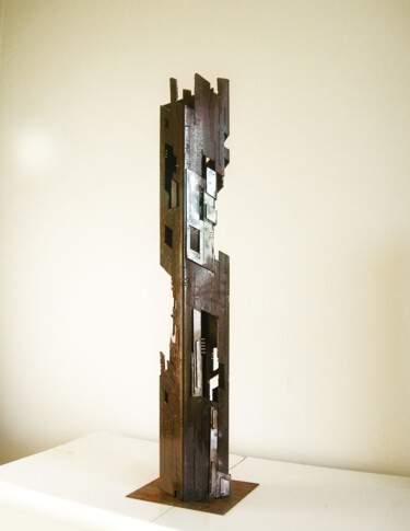 Skulptur mit dem Titel "Futuristic Building" von Jerome Poumes, Original-Kunstwerk, Metalle