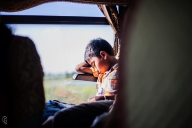 Photographie intitulée "Dans le Bus." par Quentin Ferjou, Œuvre d'art originale