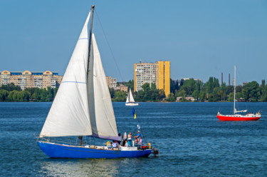 Fotografia intitulada "Yachts on river" por Art$Art, Obras de arte originais, Fotografia digital