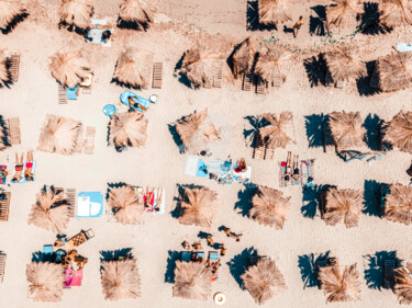 Fotografia zatytułowany „Aerial Beach Umbrel…” autorstwa Radu Bercan, Oryginalna praca, Fotografia cyfrowa