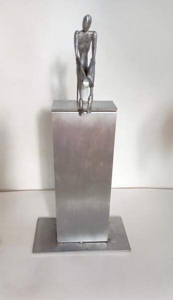 Skulptur mit dem Titel "Thinking Man" von Ranil Sugathapala, Original-Kunstwerk, Edelstahl