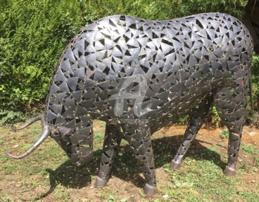 Escultura titulada "taureau qui charge" por Recyclage Design - Réanimateur D'Objets , Obra de arte original, Metales