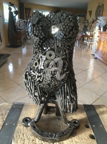 Sculptuur getiteld "Buste Femme 3D" door Recyclage Design - Réanimateur D'Objets , Origineel Kunstwerk, Metalen
