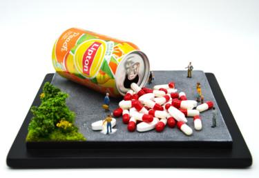 Скульптура под названием "Addiction" - Régis Gomez., Подлинное произведение искусства, Пластмасса