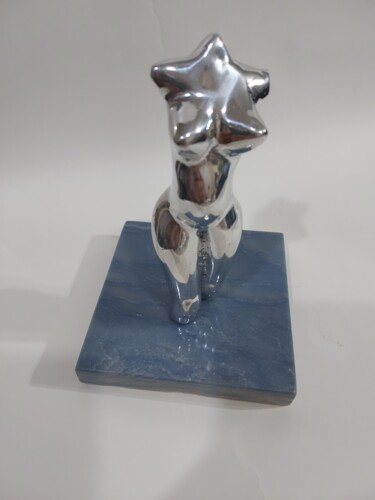 Sculptuur getiteld "Sculpture woman pre…" door Ricardo Navarro, Origineel Kunstwerk, Aluminium